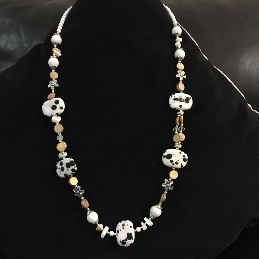 Necklace made with stone white